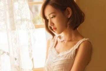 出差回家，我看見一對陌生男女，在我家客廳親密地相互喂食