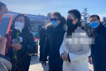 李雙江夫婦亮相，83歲李雙江精神矍鑠，56歲夢鴿打扮優雅顯貴氣