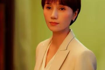 45歲袁泉到了中年更有氣質：衣服成套，裙子過膝，大衣疊穿好高級