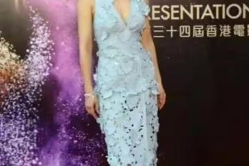 湯唯傲人的身材真搶鏡,穿藍色深V鏤空長裙性感嫵媚,氣質真高級