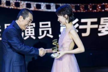 周冬雨從小土妞到影后,除了感謝張藝謀,最應該感謝這個男人