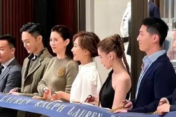 竇驍怎麼這麼油膩了?攜何超蓮出席活動,穿西裝疊穿紅毛衣太土了
