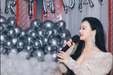 冉瑩穎生日陣容真高調!穿U領裙秀傲人身材,收到一桌花真惹人羨