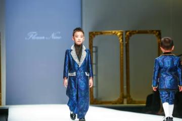 于震倆兒子合體走T台！穿西裝配皮鞋帥成童模，五官比爸高太多