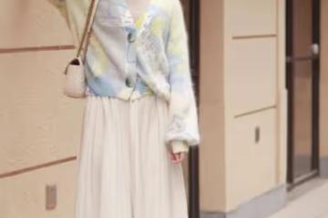 難怪女人都不穿闊腿褲了！今年流行「仙女裙+短靴」，特洋氣減齡