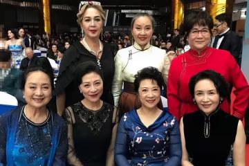 都穿藍裙,張金玲跟王馥荔僅差一歲,一個身材下垂一個風姿卓越!