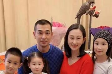 49歲趙文卓慶祝情人節，送妻子鮮花和蛋糕！合照比心超甜蜜