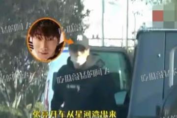 張亮帶前妻和兒女一同回家，14歲兒子身高出眾，一家四口美滿團聚