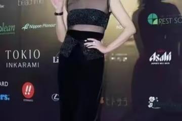 賈靜雯可真敢穿，禮服上半身透明，只用布條遮擋