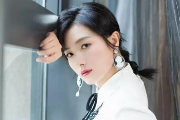 瘋傳萬茜吃飯時的一張照片,瞬間引熱議,萬茜本人通過工作室回應