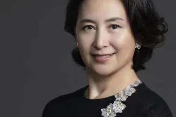 這才是真正的「名媛氣質」:61歲何超瓊,不扮嫩不顯老,優雅迷人