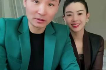 劉和剛夫婦慶結婚14周年，小10歲戰揚膚白貌美，一臉溫柔望向夫君