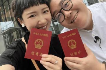 郝劭文大婚釋小龍當伴郎，新娘像穿睡衣，公公摟著兒媳讓人接受不了