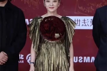 梅婷的時尚看不懂！穿金色水桶裙還不夠，胸前配「窗花」真夠招搖