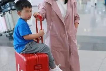 何潔攜前夫兒子亮相！穿粉色風衣暴露小短腿，身形圓潤沒女明星樣