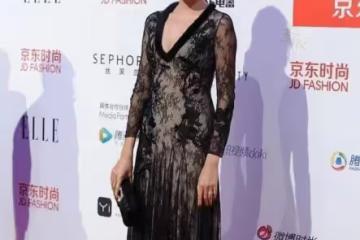 張梓琳不愧是世界小姐，穿黑色蕾絲裙優雅大方，模特身材令人羨慕