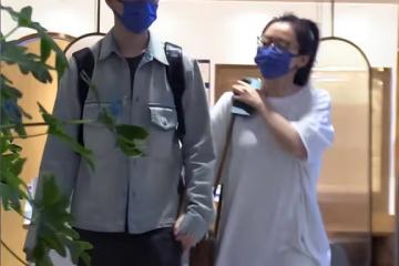張靚穎和男友牽手購物,蹦蹦跳跳好幸福,15年愛情坎坷終獲幸福