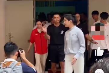 林丹現身福建師範大學,獲前女排冠軍徐雲麗親自接待,卻感覺風光不再