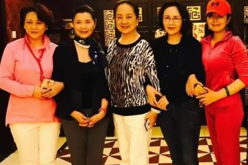 張金玲老態龍鍾，和姜黎黎同框就像兩代人，看不出只有三歲只差！