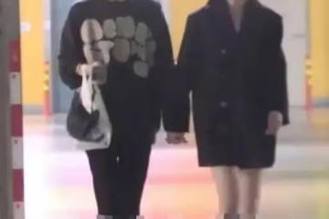 許嵩牽手小14歲女友逛街，貼心為其拎包，馮禧遭芒果打碼原因曝光