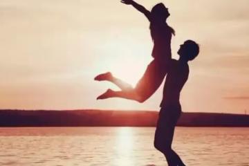 老公租奔馳回老家，婆婆以為我們成了有錢人，讓我們幫她養二胎