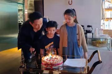 汪小菲與兒女合影照惹爭議：兩個孩子都沒有笑容，很壓抑的樣子