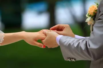 結婚當晚，丈夫：家規五條，你簽名同意吧，不然離婚，妻子：離婚