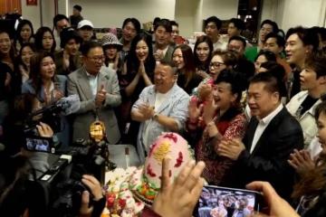 晚節不保！68歲周潤發生日宴對袁詠儀嘟嘴求吻遭對方一臉嫌棄