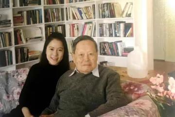 99歲老人帶小53歲嬌妻參加聚會!翁帆穿藍襯衫替夫敬酒,真霸氣