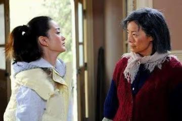 媳婦進門半年，一直不交工資卡，婆婆給她立規矩，媳婦說句話，蒙