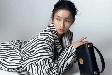 正式進軍名媛圈，邱淑貞21歲女兒穿禮服聚會不膽怯，美成媽媽翻版
