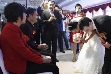 婆婆腿痛，請兒子媳婦回家伺候，媳婦回復，她撤銷2萬轉帳