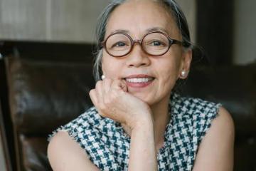 這位69歲日本奶奶真優雅！穿搭簡約不複雜，一頭白髮依舊隨性舒心