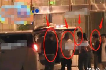 白百何深夜搬進劇組公寓,行李過多四人幫忙,單肩扛包打扮樸素
