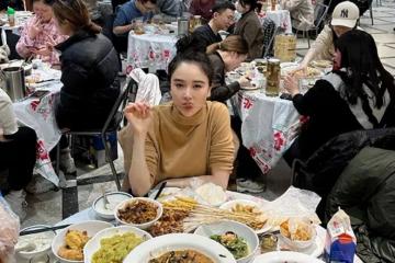 左小青鄉下體驗生活！穿健美褲炕上吃零食沒包袱，母女五官似烙餅