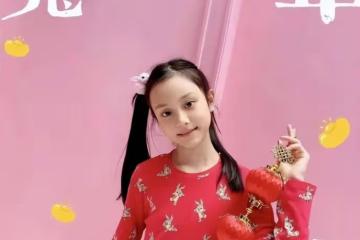 10歲甜馨大變樣！尖下巴高鼻樑長成媽媽翻版，穿紅衣美得像換臉