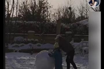 56歲王志飛曝近況，為6歲女兒堆雪球顯吃力，豪宅院子曝光似公園