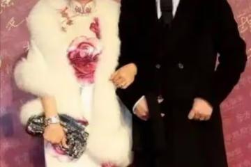 周立波三婚妻子不愧為貴婦，穿旗袍雍容華貴，54歲依舊風采迷人