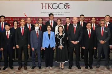 香港四大富豪家族聚會:李嘉誠長子站C位,何超瓊林建岳站後排
