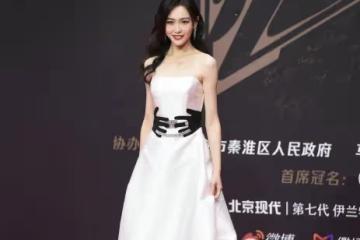 唐嫣成功吸引眼球！白色抹身材長裙配黑色「巴掌腰帶」，小蠻腰搶眼