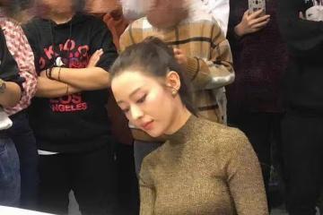 吉娜出席活動照片流出,身材相當搶鏡,郎朗真是撿到寶了