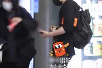 高圓圓趙又廷帶女兒現身機場，4歲Rhea穿裙子戴草帽，像個小仙女