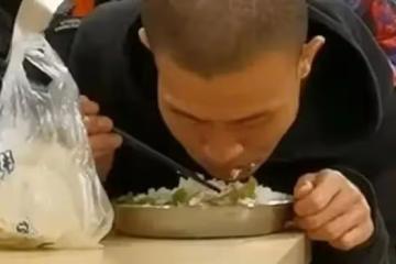 韋東奕近照流出，食堂就餐樣子令人心疼，網友：他只是數學強者