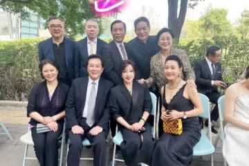 馮小剛近照曝光，不敢站C位而站後排，再也沒有以前的氣勢了