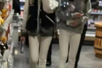 李嫣和男同學瑞士購物，穿修身長褲氣質佳，男同學幫她們拎包