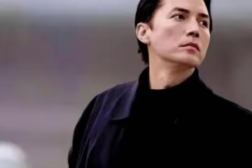 被尊龍的老年狀態驚艷：穿衣體面，白髮不染，70歲還是優雅貴公子
