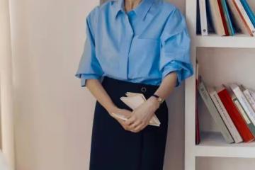 職場穿搭里的教科書，白色襯衫搭配條紋衫，自帶自由浪漫氣息