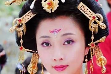 她既有顏值又有實力，在事業上如魚得水，卻在感情上屢屢碰壁
