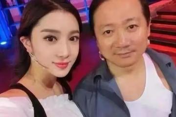 趙本山的徒弟謝廣坤是真敢玩,和兒媳婦王小蒙舉止親密惹爭議