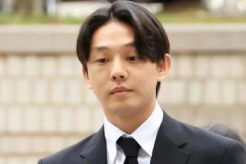 劉亞仁被當眾潑水,回頭怒瞪潑水者,警員強力攔著他壓制怒火